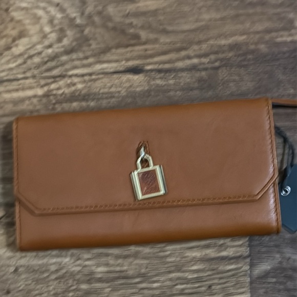 Vince Camuto Elegant Leather Wallet - Picture 3 of 6